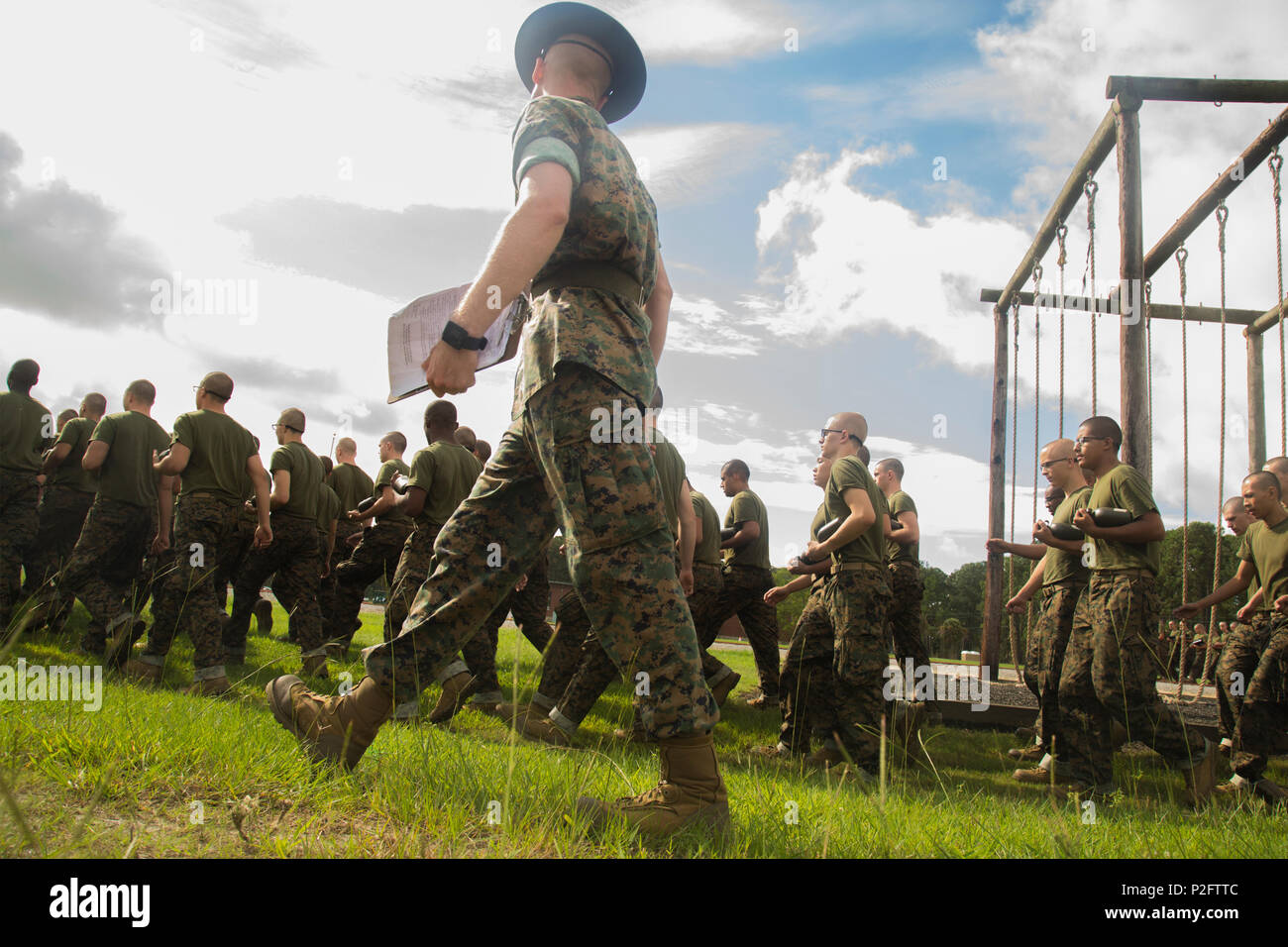 Us Marine Corps Sgt. Johnathan Schmirgel, drill instructor, Firma I., 3. rekrutieren Ausbildung Bataillon marschiert Rekruten auf Marine Corps Recruit Depot Parris Island, S.C., Sept. 20, 2016. Der Bohrer Instruktoren vermitteln das Marine Corps Kernwerte Ehre, Mut und Engagement in jedem im Laufe der Ausbildung rekrutieren rekrutieren. (U.S. Marine Corps Foto von Lance Cpl. Mackenzie Carter/Freigegeben) Stockfoto