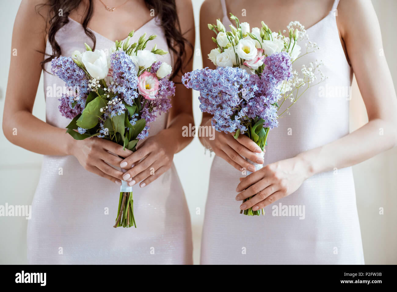 7/8 Schuß von brautjungfern mit Wedding Bouquets Stockfoto