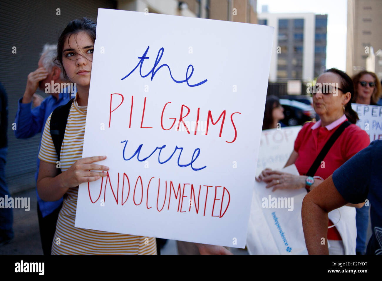 Philadelphia, Pennsylvania, USA. 14 Juni, 2018. Demonstranten an einer Kundgebung von Familien gehören zusammen organisiert, die sich gegen die Politik der Trumpf Verwaltung trennen Migrantenfamilien gegenüber der Stadt Einwanderungs- und Zollbehörden (ICE) Büros. Quelle: Michael Candelori/ZUMA Draht/Alamy leben Nachrichten Stockfoto