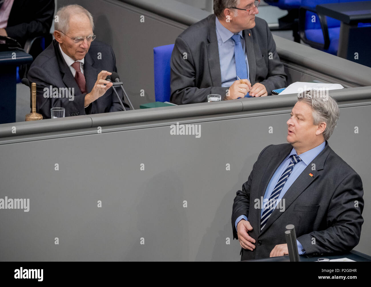 15 Juni 2018, Deutschland, Berlin: Präsident des Deutschen Bundestages Wolfgang Schaeuble (L) anfordern Stellvertreter Thomas Seitz (AfD) Ton seine Sprache während seiner Rede im Bundestag zu. Die deutsche Bundestgag diskutiert in seiner Sitzung unter anderem, Finanzen und Familientreffen für Migrantenfamilien. Foto: Michael Kappeler/dpa Stockfoto