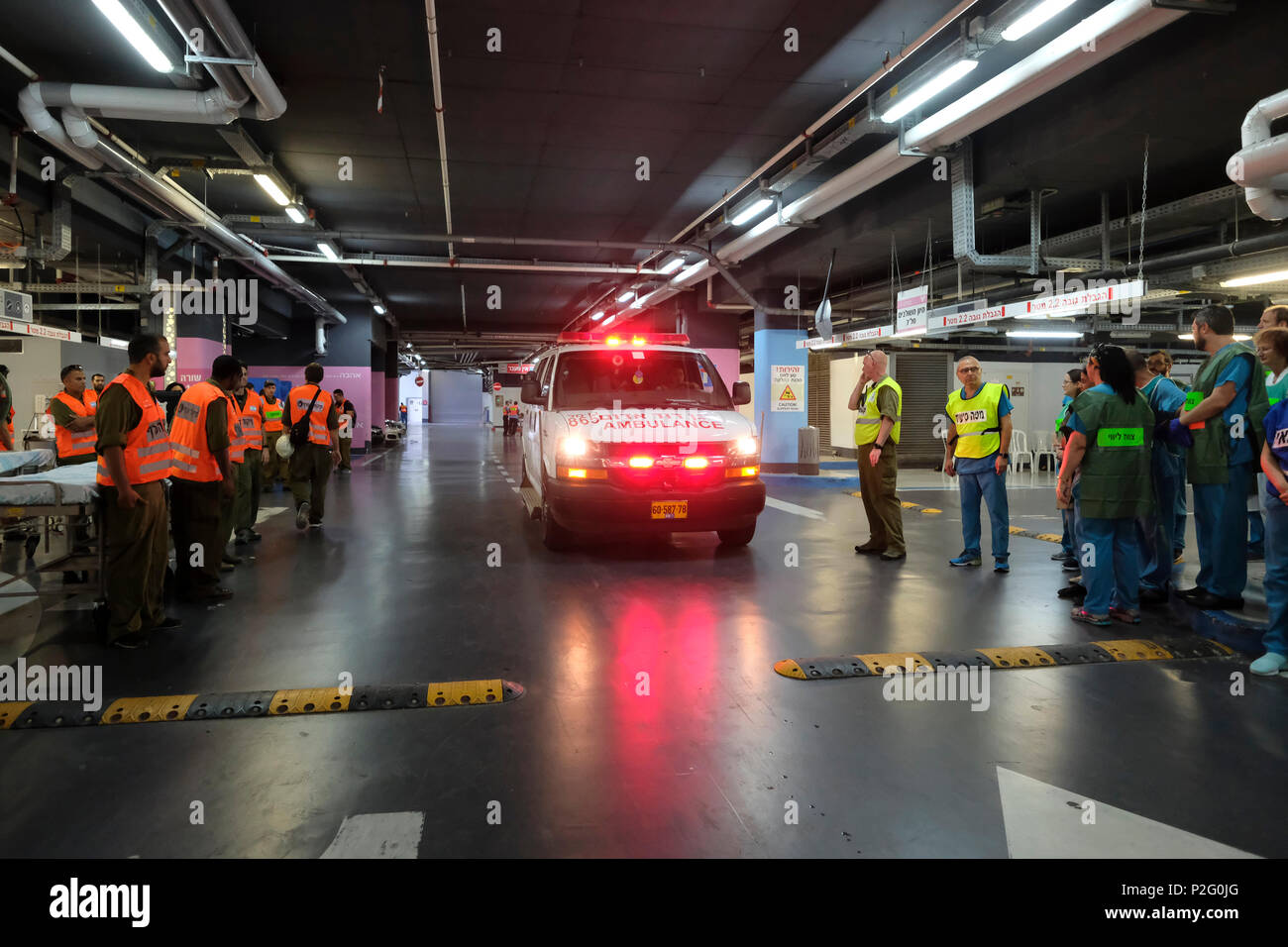 Haifa, Israel, 14. Juni 2018: Krankenwagen eingabe Krankenhaus Rambam Tiefgarage während einer groß angelegten Krieg drill simulieren massive Raketen Angriff bei Rambam Medical Center in der israelischen Stadt Haifa am 14. Juni 2018. U-Rambam des Werks, ist der größte und modernste u-und befestigte Krankenhaus der Welt. Die Struktur ist gegen Raketen, chemische und biologische Kriegsführung befestigt und können aus einer 1.500-Fahrzeug Tiefgarage in einem 2.000-Betten-Krankenhaus im Notfall umgewandelt werden. Credit: Eddie Gerald/Alamy leben Nachrichten Stockfoto