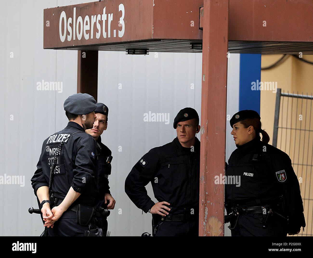 15 Juni 18 Deutschland Koln Polizisten Stehen Vor Der Wohnanlage Osloer Strasse 3 In Cologne Chorweiler