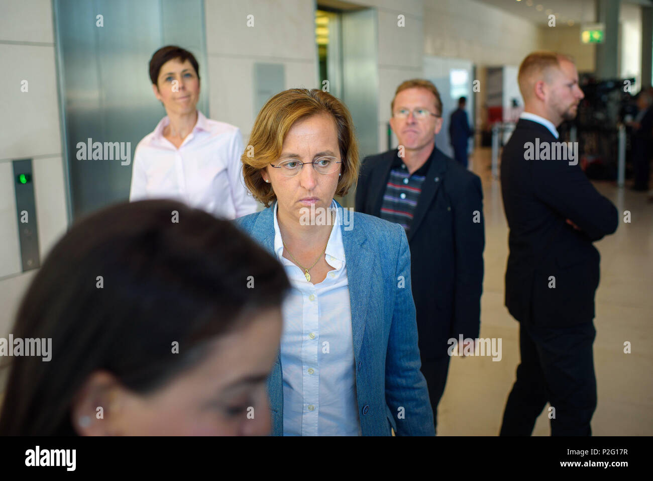 14 Juni 2018, Deutschland, Berlin: Beatrix von Storch (C), stellvertretende Vorsitzende der Bundestagsfraktion der AfD, Ankunft auf einer Sitzung der Bundestagsfraktion der AfD in den Reichstag. Foto: Gregor Fischer/dpa Stockfoto