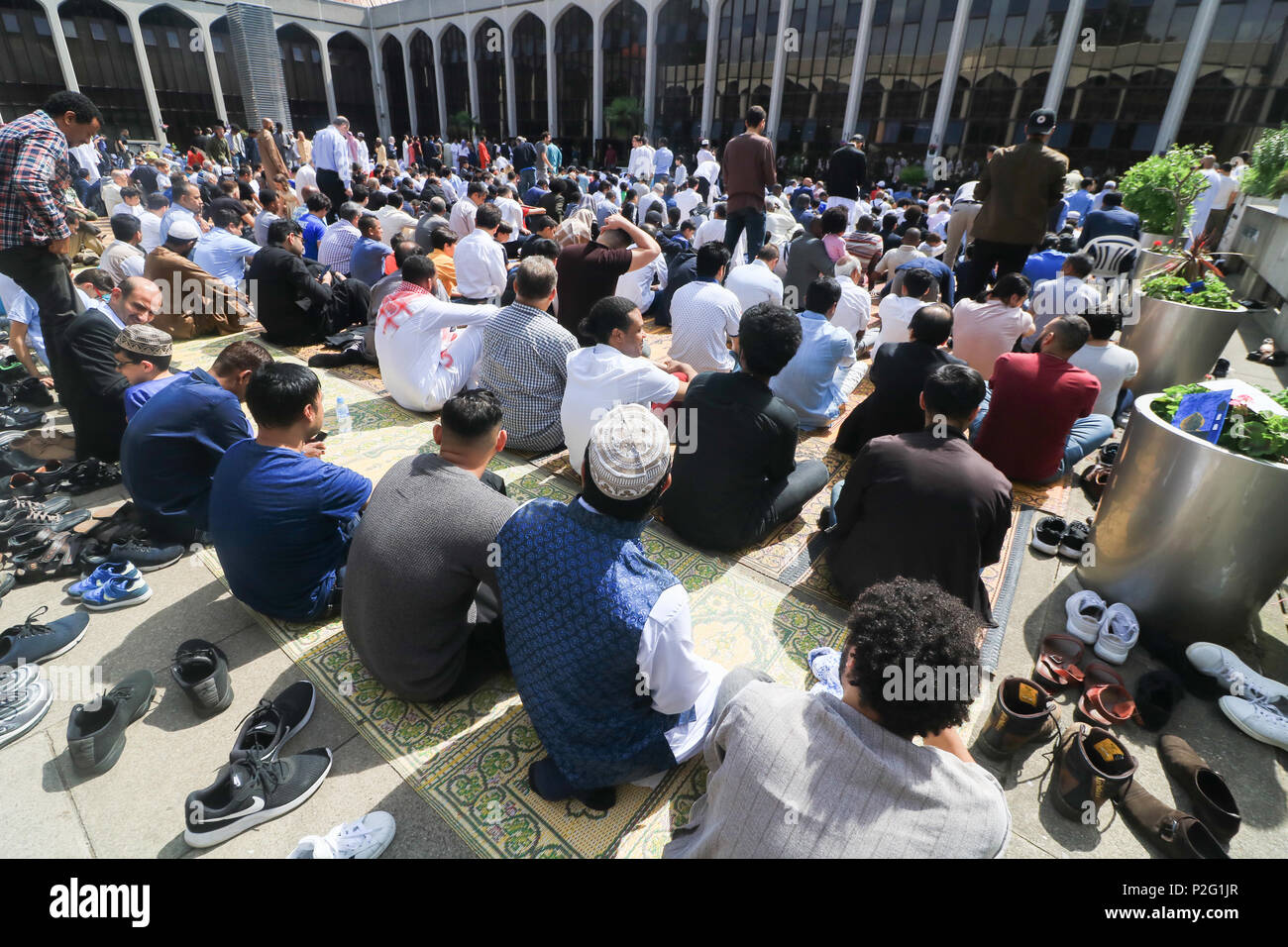 London, Großbritannien. 15. Juni 2018. Muslimische Gläubige besuchen Freitagsgebet Eid Al Fitr im Regents Park Moschee in West London, welche Signale zum Ende des Fastenmonats Ramadan zu feiern: Amer ghazzal/Alamy leben Nachrichten Stockfoto
