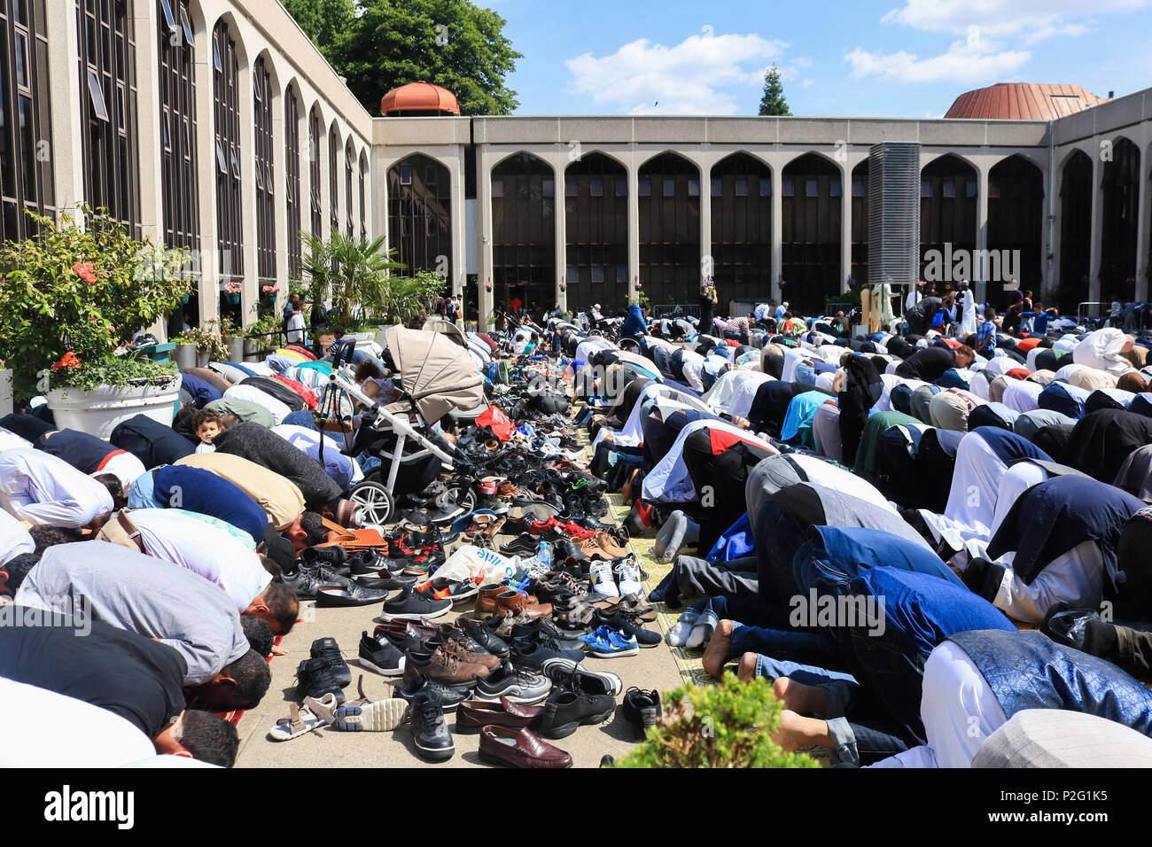 London, Großbritannien. 15. Juni 2018. Muslimische Gläubige besuchen Freitagsgebet Eid Al Fitr im Regents Park Moschee in West London, welche Signale zum Ende des Fastenmonats Ramadan zu feiern: Amer ghazzal/Alamy leben Nachrichten Stockfoto
