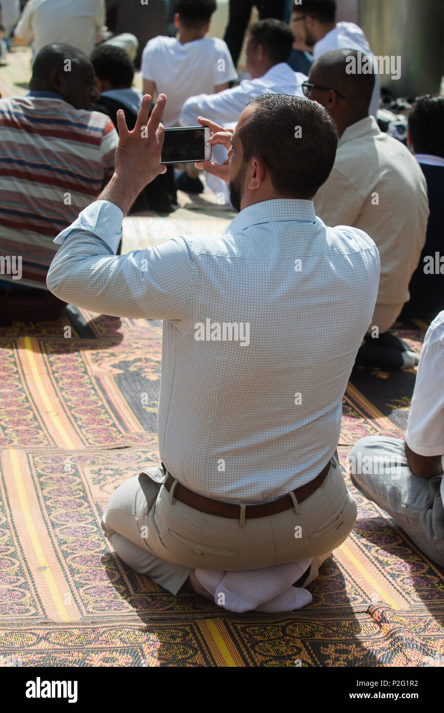 London, Großbritannien. 15. Juni 2018. Muslimische Gläubige besuchen Freitag, Gebete zu Eid Al Fitr im Regents Park Moschee in West London, welche Signale zum Ende des Fastenmonats Ramadan, wenn Menschen aus Essen und Trinken Credit: Amer ghazzal/Alamy Live-Nachrichten enthalten Feiern Stockfoto