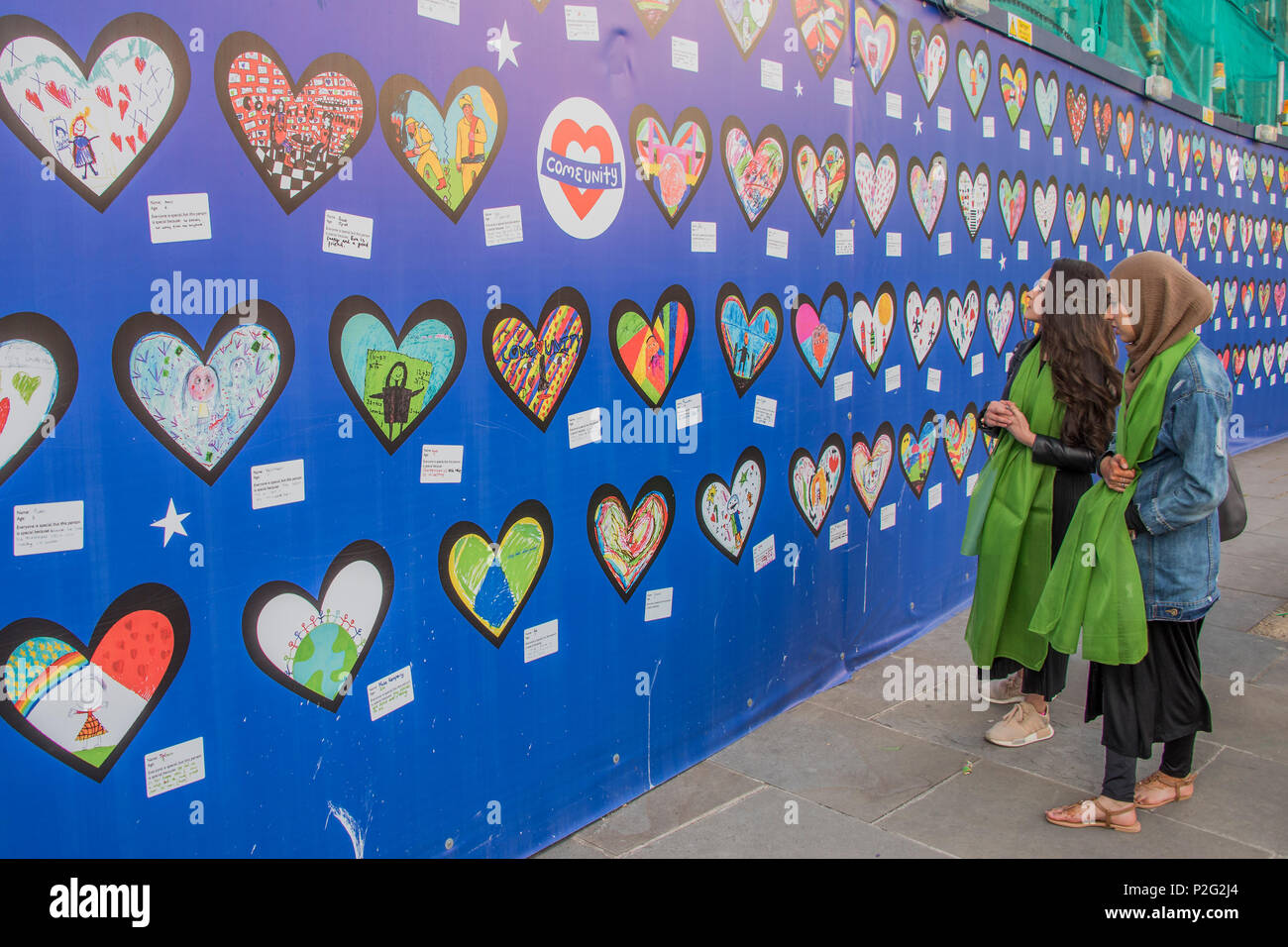 London, Großbritannien. 14. Juni 2018. Die Comeunity Wand - dem ersten Jahrestag der Grenfell Turm Disaster Credit: Guy Bell/Alamy leben Nachrichten Stockfoto