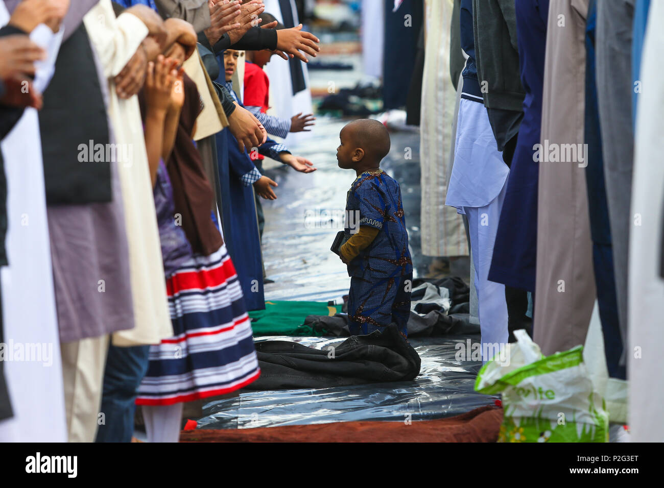 Moslemischen oder muslimische Männer betend draußen in Eid, Birmingham, Großbritannien Stockfoto