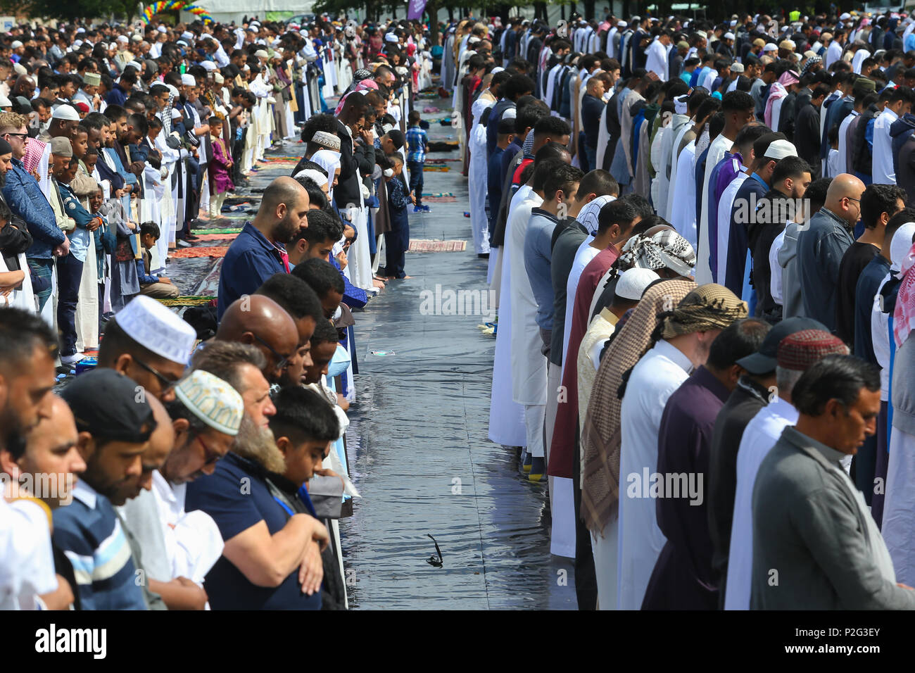 Moslemischen oder muslimische Männer betend draußen in Eid, Birmingham, Großbritannien Stockfoto