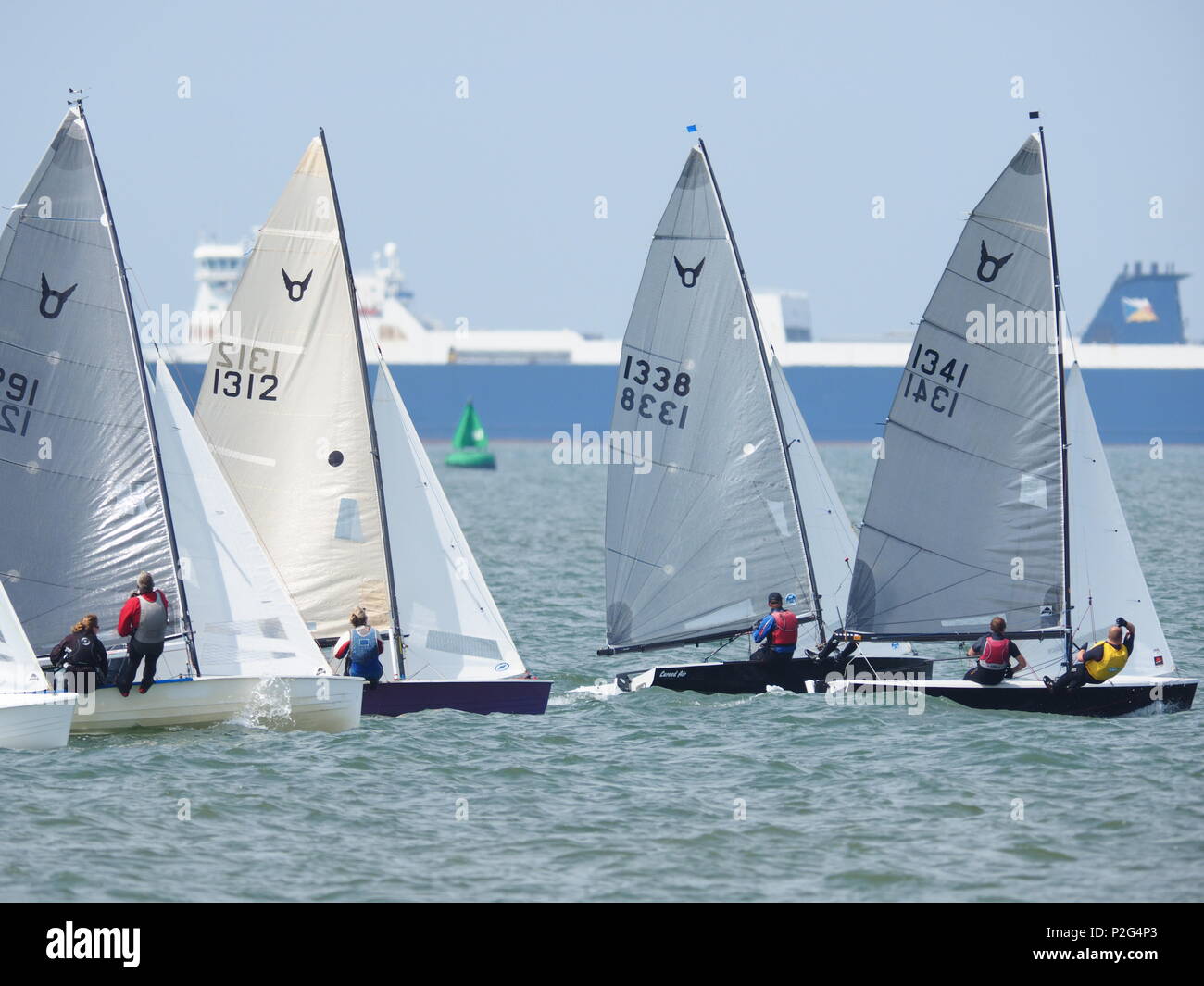 Sheerness, Kent, Großbritannien. 15 Juni, 2018. UK Wetter: einen hellen und sonnigen Nachmittag in Sheerness, Kent. Die Osprey Class Association an einem Tag der Ausbildung auf der Insel Sheppey Sailing Club. Die Osprey ist ein leistungsstarker Jolle für eine Besatzung von zwei. Credit: James Bell/Alamy leben Nachrichten Stockfoto