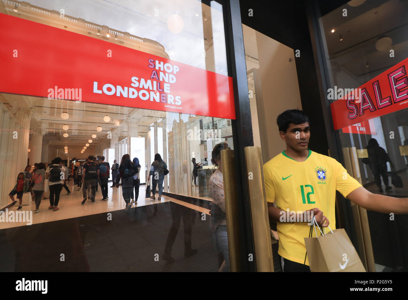 London, Großbritannien. 15. Juni 2018. Käufer in der Oxford Street in London. High Street Stores haben ihre schlimmsten Jahr können Leistungen für 12 Jahre aufgezeichnet und kommt, nachdem es mehr als 30 House of Fraser speichert, einschließlich sein Flaggschiff in der Oxford Street gemeldet wurde, wird im kommenden Jahr geschlossen. Die Käufer blieben weg als Stores am 19. Mai verlassen wurden mehr als 13 Millionen Menschen in Großbritannien abgestimmt, die königliche Hochzeit zu sehen. Credit: Amer ghazzal/Alamy leben Nachrichten Stockfoto