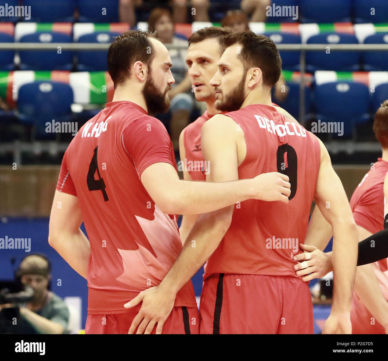 Varna, Bulgarien. 15. Juni 2018. in ffront Nicholas HOAG (Kanada), Jason DEROCCO (Kanada) nach links. mens Volleyball Nationen Liga, Woche 4, Kanada vs Brasilien, Palast der Kultur und des Sports, Varna/Bulgarien, 15. Juni 2018, der vierte der 5 Wochenenden der ersten Runde in der neu etablierten mens Volleyball Nationas Liga erfolgt in Varna/Bulgarien. Quelle: Wolfgang Fehrmann/ZUMA Draht/Alamy leben Nachrichten Stockfoto