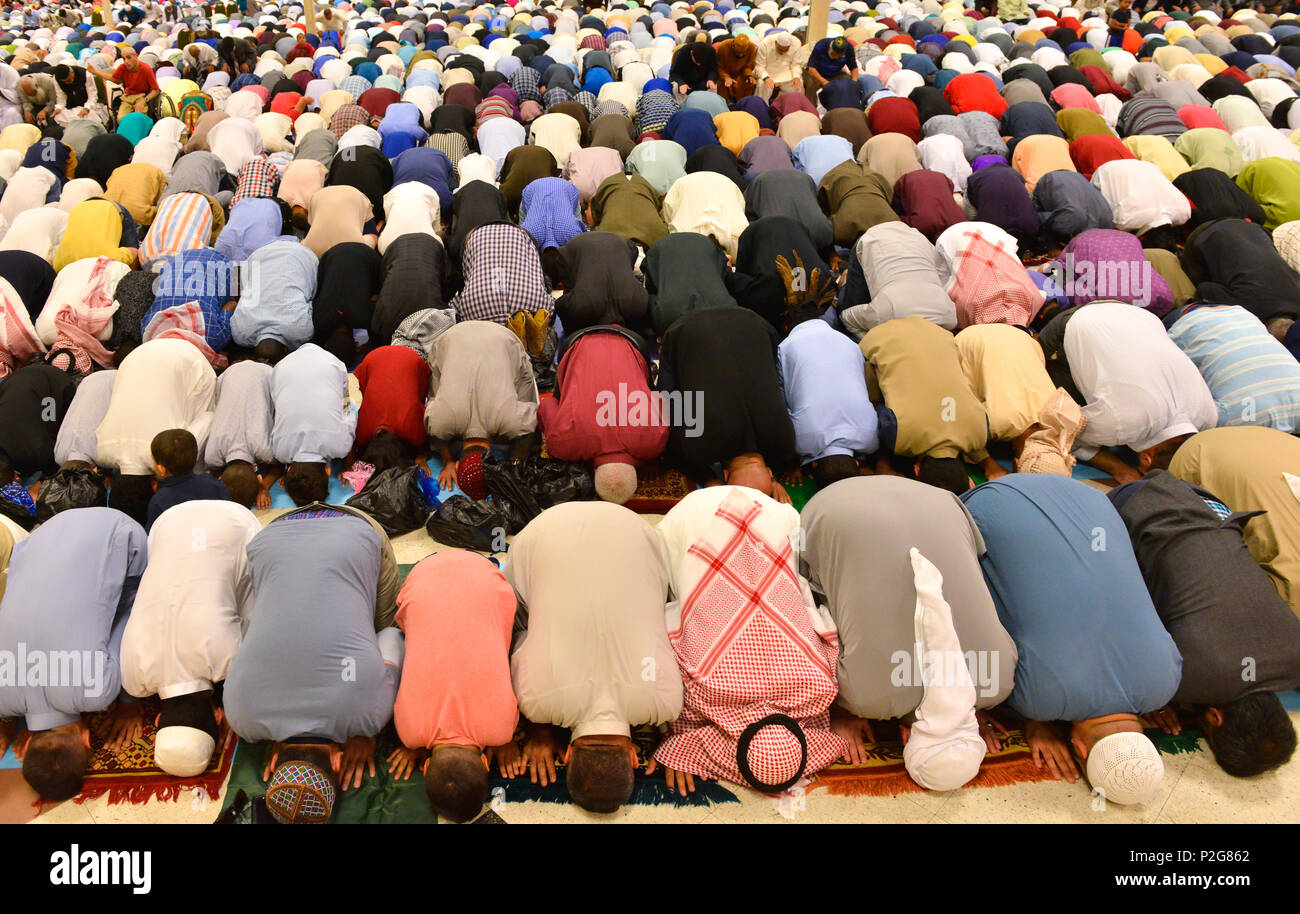 San Antonio, Texas, USA. 15 Jun, 2018. Mitglieder des San Antonio, Texas, USA, muslimischen Gemeinschaft vom 15. Juni 2018 versammelten sich zum Ende des Ramadan in den öffentlichen Gebet ein Eid-ul-Fitr, das zum ersten Mal in San Antonio, wird gemeinsam gebetet werden zu markieren. Es wurde geschätzt, dass 10.000 Menschen teilgenommen haben. San Antonio Event Center. Credit: Robin Jerstad/Alamy leben Nachrichten Stockfoto