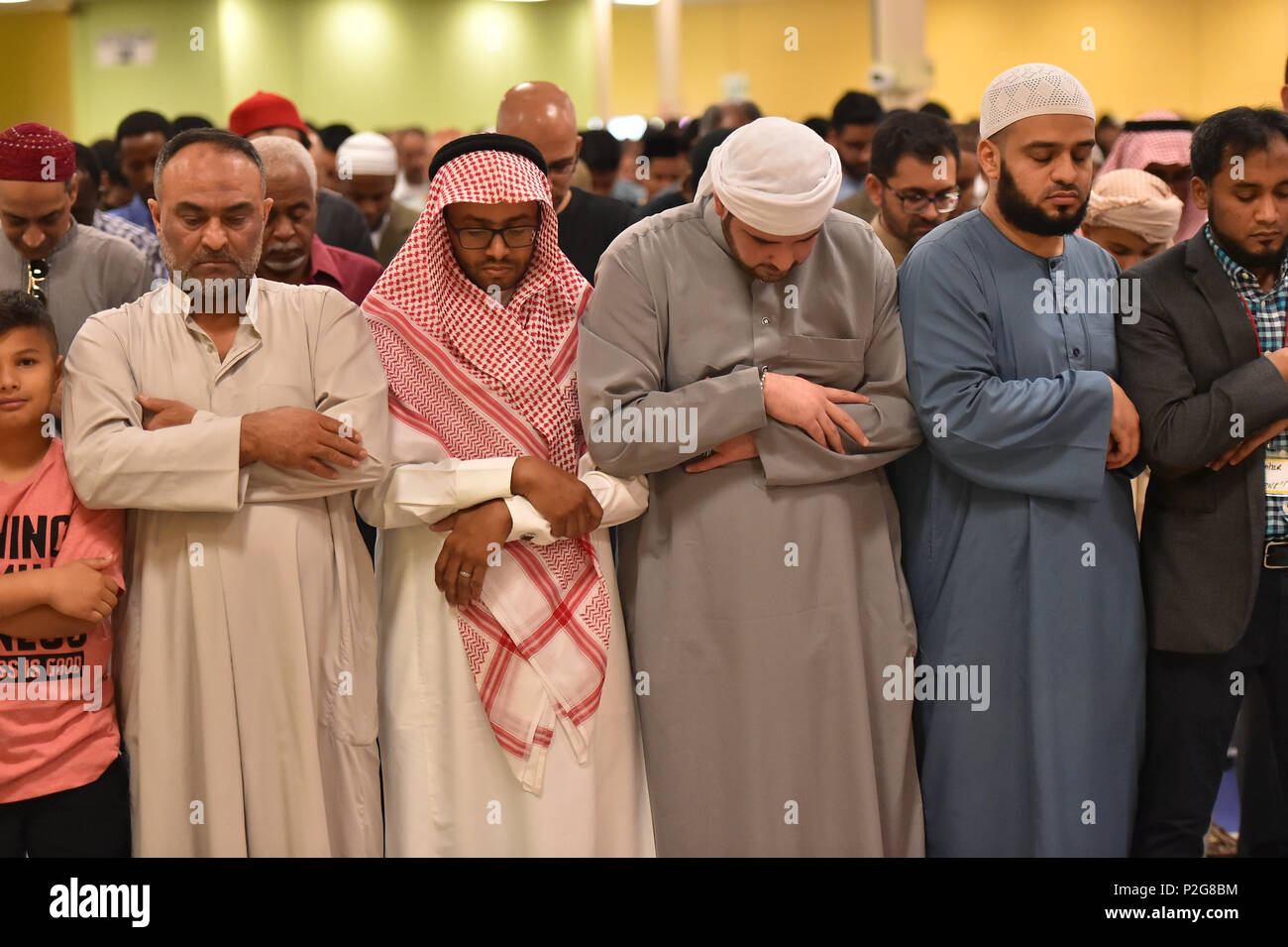 San Antonio, Texas, USA. 15 Jun, 2018. Mitglieder des San Antonio, Texas, USA, muslimischen Gemeinschaft vom 15. Juni 2018 versammelten sich zum Ende des Ramadan in den öffentlichen Gebet ein Eid-ul-Fitr, das zum ersten Mal in San Antonio, wird gemeinsam gebetet werden zu markieren. Es wurde geschätzt, dass 10.000 Menschen teilgenommen haben. San Antonio Event Center. Credit: Robin Jerstad/Alamy leben Nachrichten Stockfoto