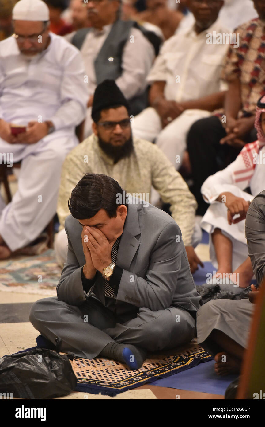 San Antonio, Texas, USA. 15 Jun, 2018. Mitglieder des San Antonio, Texas, USA, muslimischen Gemeinschaft vom 15. Juni 2018 versammelten sich zum Ende des Ramadan in den öffentlichen Gebet ein Eid-ul-Fitr, das zum ersten Mal in San Antonio, wird gemeinsam gebetet werden zu markieren. Es wurde geschätzt, dass 10.000 Menschen teilgenommen haben. San Antonio Event Center. Credit: Robin Jerstad/Alamy leben Nachrichten Stockfoto