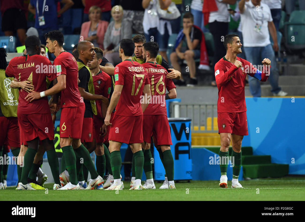 Sochi Russland 15 Juni 2018 Russland Sotschi Fussball Fifa World Cup Gruppe B Portugal Vs Spanien An Der Sotschi Stadion Portugals Cristiano Ronaldo R Feiert Seinen 2 1 Foto Marius Becker Dpa Quelle Dpa