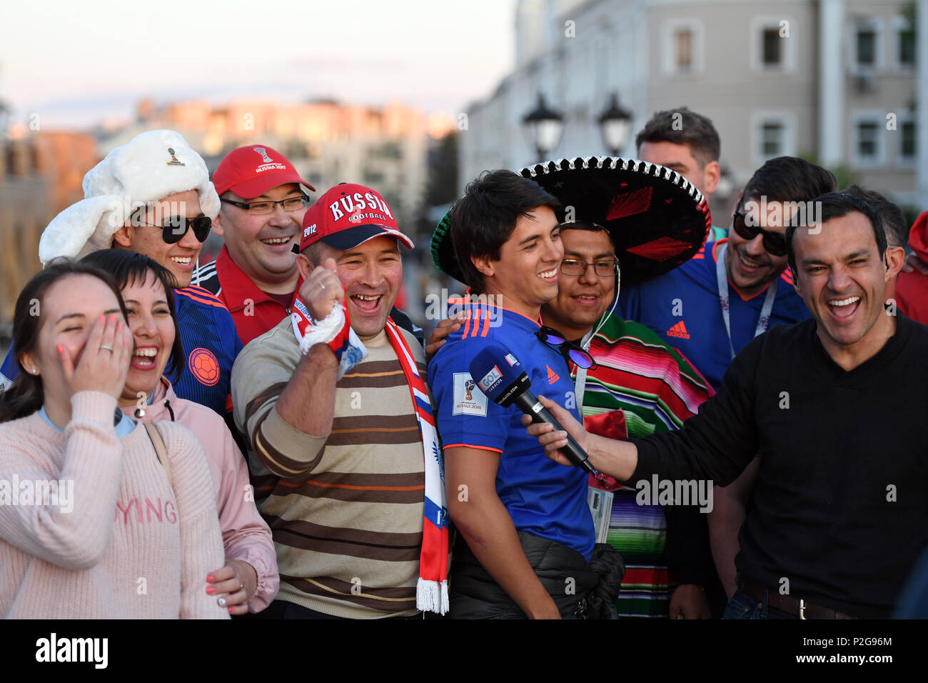 Kasan, Russland. 15 Juni, 2018. 15 Juni 2018, Russland, Kazan: ein Südamerikanischer Reporter Interviews Fußball Fans aus Russland, Mexiko und Kolumbien. Credit: Andreas Gebert/dpa/Alamy leben Nachrichten Stockfoto