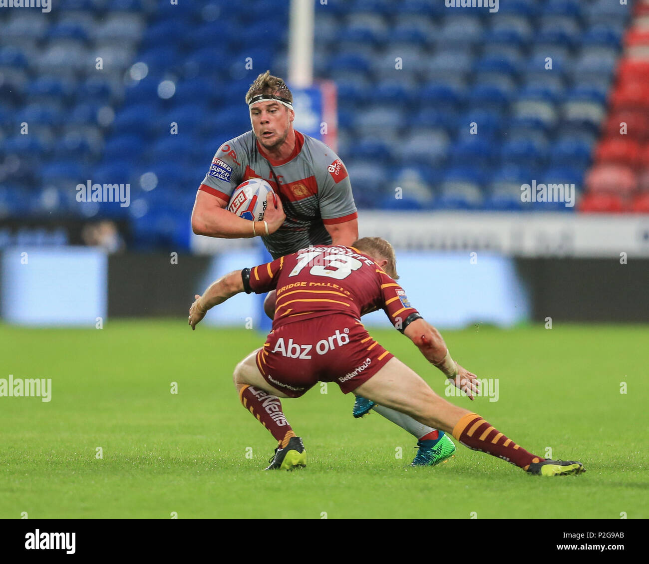 Huddersfield, Großbritannien. 15 Jun, 2018. 15. Juni 2018, John Smiths Stadion, Huddersfield, England; Betfred Super League Runde 18, Huddersfield Riesen v Katalanen Drachen; Vincent Duport der Katalanen Drachen von Ryan Hinchcliffe von Huddersfield Riesen Kredit angegangen wird: Aktuelles Bilder/Alamy leben Nachrichten Stockfoto