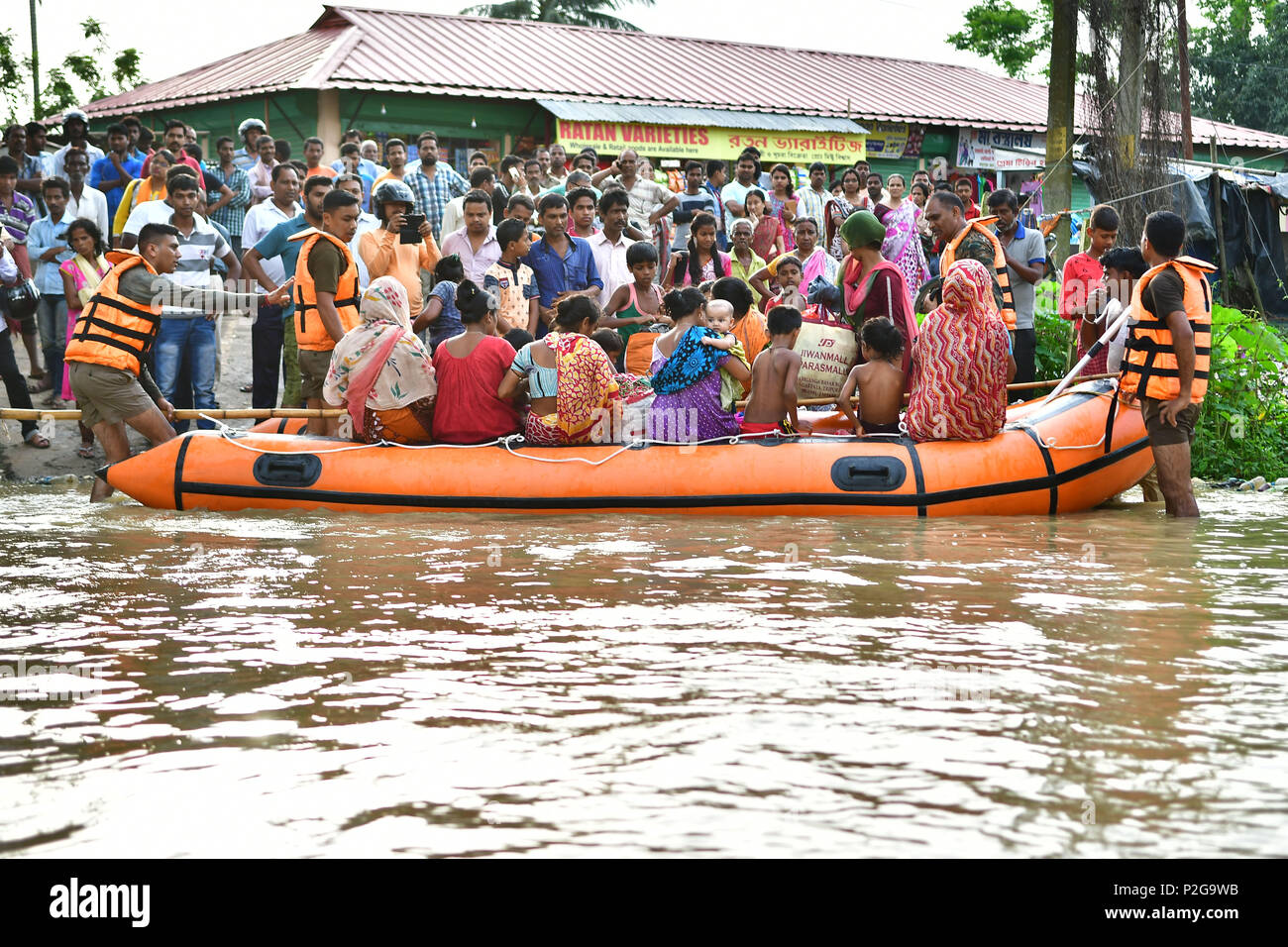 Agartala, Indien. 15 Jun, 2018. Die Menschen sind zu sehen auf einem Rettungsboot geladen. Indische Dorfbewohner verlassen ihre Häuser mit ihren Kindern als das Hochwasser hat Geben Sie ihre Häuser nach einem heftigen Regenguss in Baldakhal Dorf, am Stadtrand von agartala die Hauptstadt des nordöstlichen Bundesstaates Andhra Pradesh, Indien. National Disaster Response Force (NDRF) Personal sind die Rettung von Menschen, Kinder von unterschiedlichen Orten aus und an sicheren Orten. Credit: SOPA Images Limited/Alamy leben Nachrichten Stockfoto