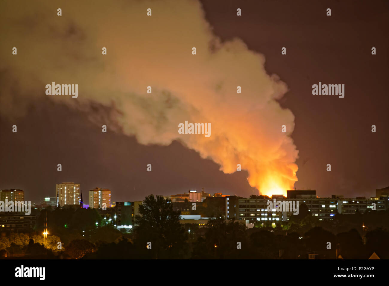 Glasgow, Schottland, Großbritannien, 15. Juni 2018. Glasgow School of Art ist auf Feuer wieder auf das 150jährige Jubiläum der Architekten Geburt riesige Flammen sieben Meilen entfernt gesehen werden kann und eine riesige Rauchwolke über der Stadt müssen das Ende für diese Zeit. Credit: Gerard Fähre / alamy Leben Nachrichten Stockfoto