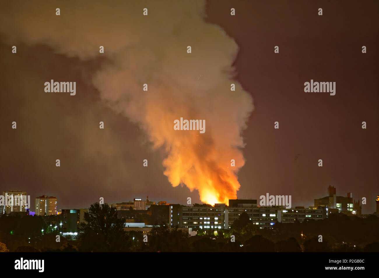 Glasgow, Schottland, Großbritannien, 15. Juni 2018. Glasgow School of Art ist auf Feuer wieder auf das 150jährige Jubiläum der Architekten Geburt riesige Flammen sieben Meilen entfernt gesehen werden kann und eine riesige Rauchwolke über der Stadt müssen das Ende für diese Zeit. Credit: Gerard Fähre / alamy Leben Nachrichten Stockfoto
