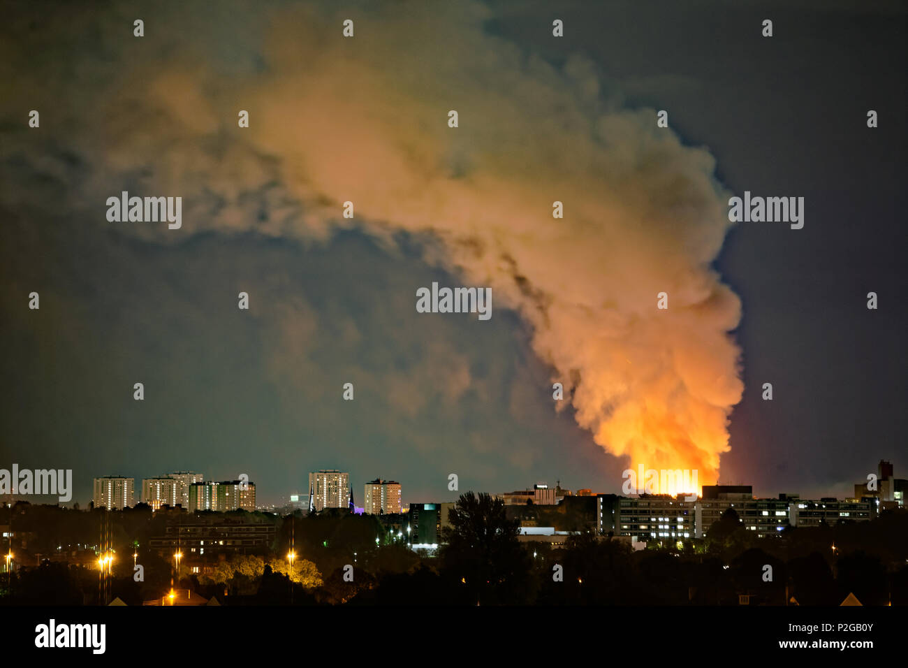 Glasgow, Schottland, Großbritannien, 15. Juni 2018. Glasgow School of Art ist auf Feuer wieder auf das 150jährige Jubiläum der Architekten Geburt riesige Flammen sieben Meilen entfernt gesehen werden kann und eine riesige Rauchwolke über der Stadt müssen das Ende für diese Zeit. Credit: Gerard Fähre / alamy Leben Nachrichten Stockfoto