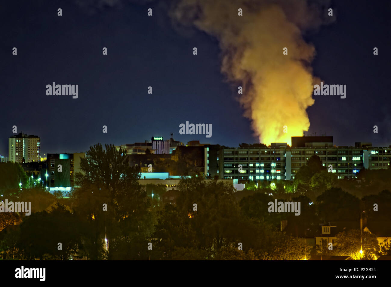 Glasgow, Schottland, Großbritannien, 15. Juni 2018. Glasgow School of Art ist auf Feuer wieder auf das 150jährige Jubiläum der Architekten Geburt riesige Flammen sieben Meilen entfernt gesehen werden kann und eine riesige Rauchwolke über der Stadt müssen das Ende für diese Zeit. Credit: Gerard Fähre / alamy Leben Nachrichten Stockfoto