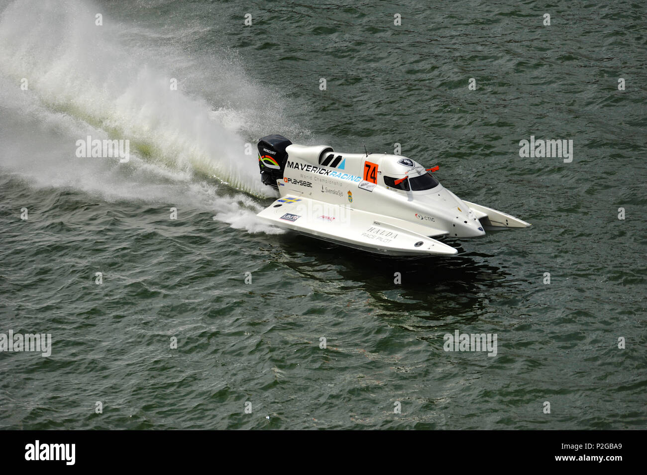 London, Großbritannien. 15 Jun, 2018. Erik Stark (SWE, Maverick F1) Racing in der Formel 1 Motorboot freien Training während der UIM F1 H2O Weltmeisterschaft, Royal Victoria Dock. Die Steuereinheit UIM F1 H2O World Championship ist eine Serie von internationalen Motorbootrennen Ereignisse, mit geschlossenen Cockpit, Katamarane, die Rennen um eine küstennahe Stromkreis von rund 2 km mit Geschwindigkeiten von bis zu 136 mph/220 km/h. Quelle: Michael Preston/Alamy leben Nachrichten Stockfoto