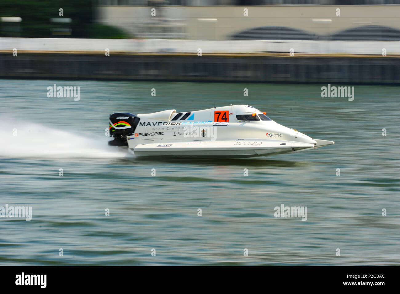 London, Großbritannien. 15 Jun, 2018. Erik Stark (SWE, Maverick F1) Racing in der Formel 1 Motorboot freien Training während der UIM F1 H2O Weltmeisterschaft, Royal Victoria Dock. Die Steuereinheit UIM F1 H2O World Championship ist eine Serie von internationalen Motorbootrennen Ereignisse, mit geschlossenen Cockpit, Katamarane, die Rennen um eine küstennahe Stromkreis von rund 2 km mit Geschwindigkeiten von bis zu 136 mph/220 km/h. Quelle: Michael Preston/Alamy leben Nachrichten Stockfoto