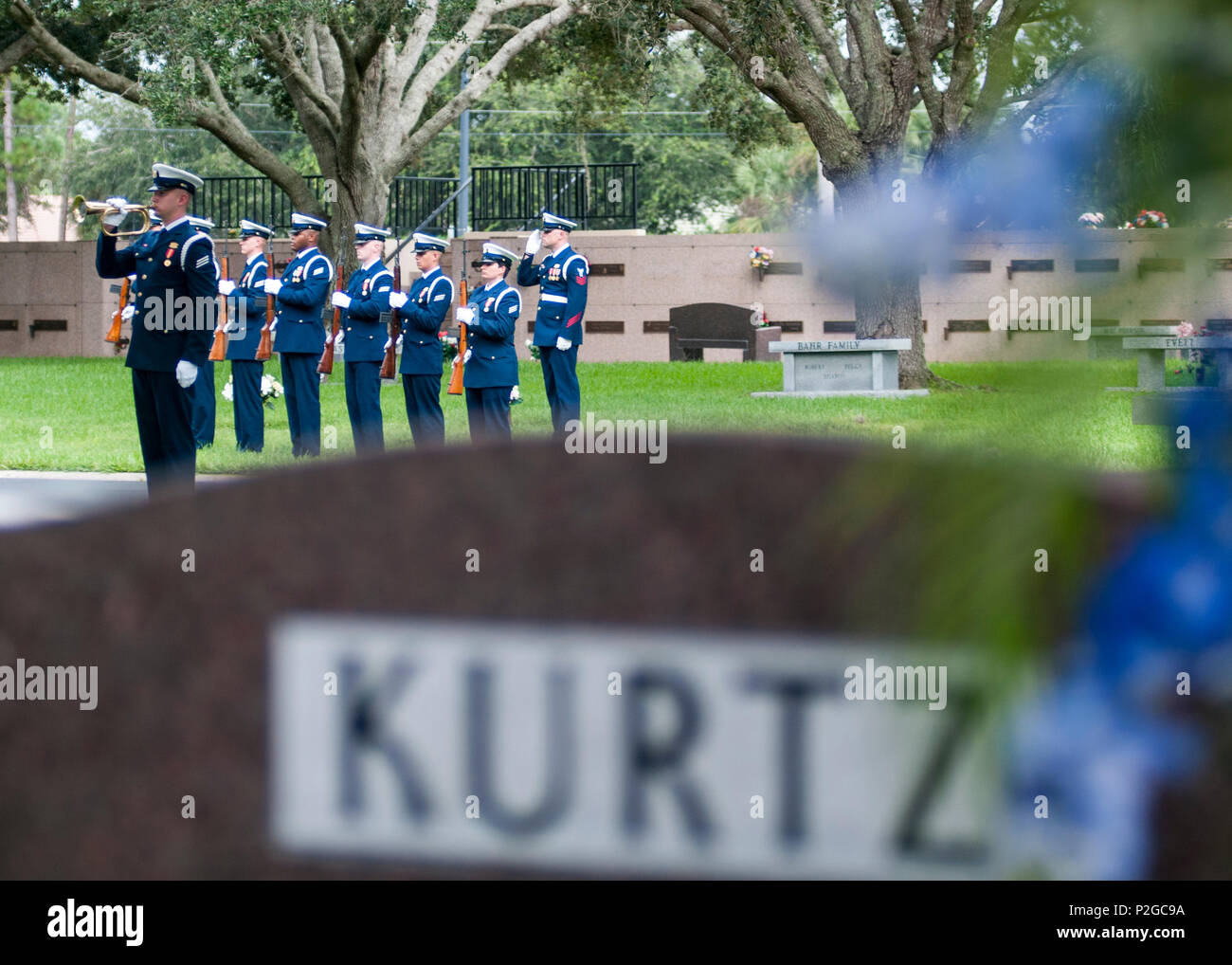 Die Mitglieder der Küstenwache erweisen sich während der Beerdigung eines Mitglieds des Frauenreservats der Küstenwache in Venice Memorial Gardens, Florida, am 19. September 2016. Von 1943 bis 1946 diente sie als SPAR und war damit eine der ersten Frauen in der Küstenwache. Die Veranstaltung demonstriert das Protokoll der militärischen Beerdigung, den zeremoniellen Respekt und die Anerkennung der Beiträge von Frauen während des Zweiten Weltkriegs Stockfoto