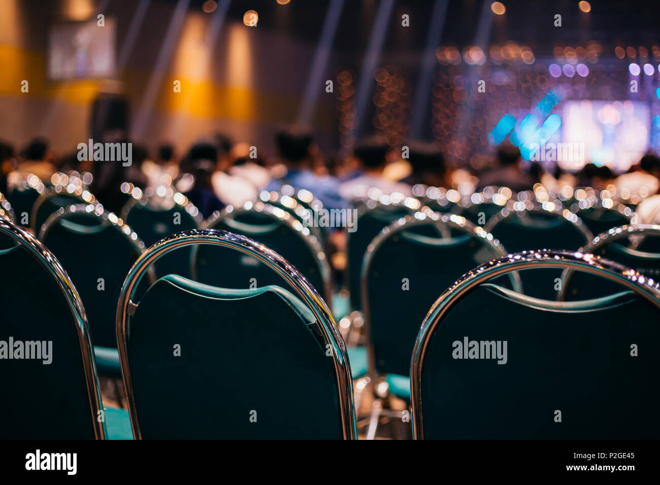 Leeren Sitz mit verschwommenen Seminarraum Hintergrund Stockfoto