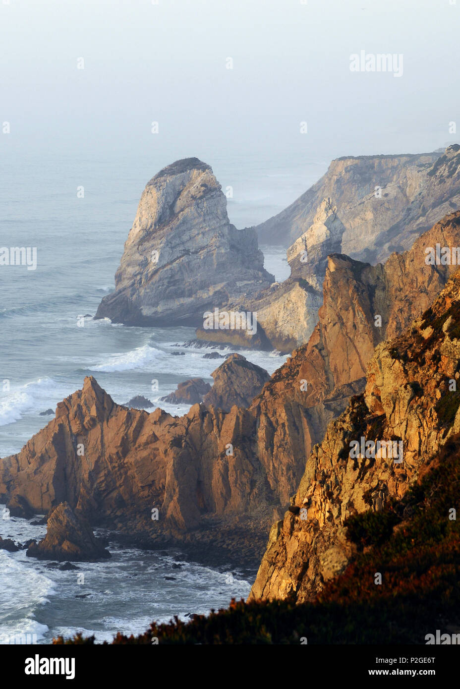 Felsige Küste am Cabo da Roca, Westküste in der Nähe von Lissabon, Portugal. Stockfoto