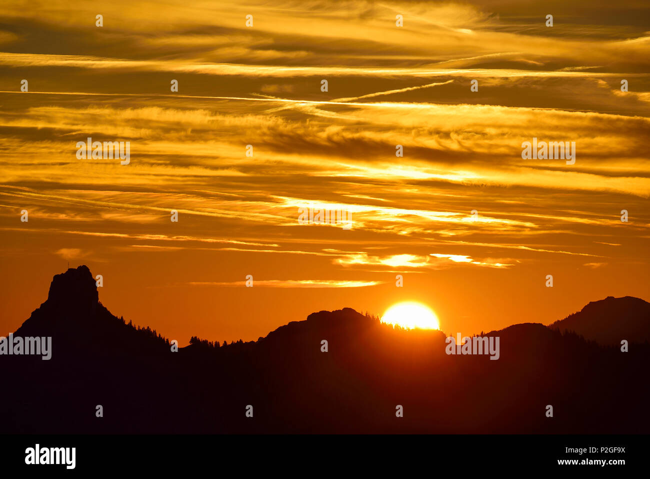 Sonnenaufgang über Kampenwand, Hochries, Chiemgauer Alpen, Chiemgau, Oberbayern, Bayern, Deutschland Stockfoto