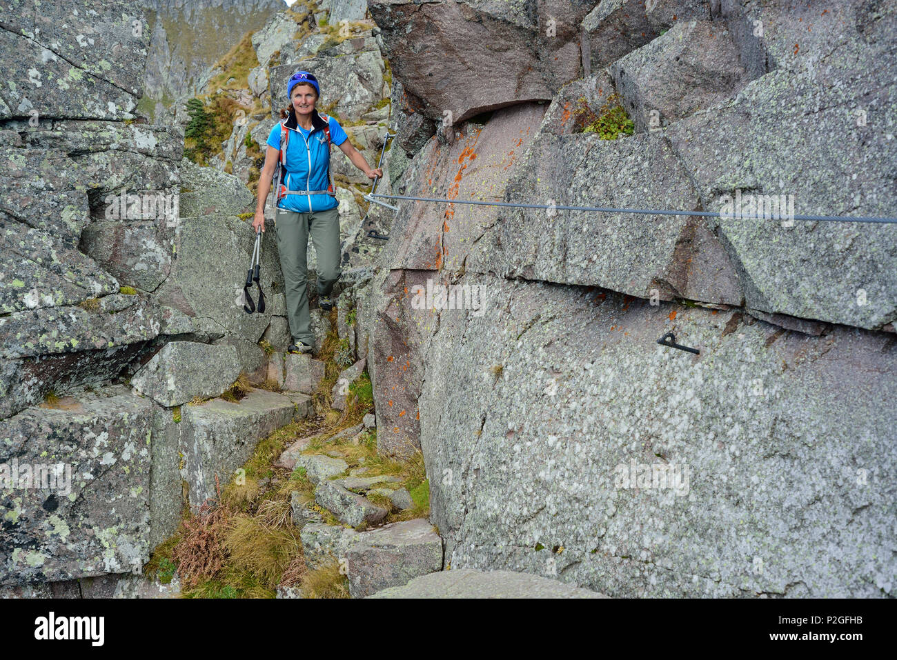 Frau Wandern auf Klettersteig zwischen Felsblöcken, Trans-Lagorai, Lagorai, Dolomiten, UNESCO Weltnaturerbe Dolomiten Stockfoto