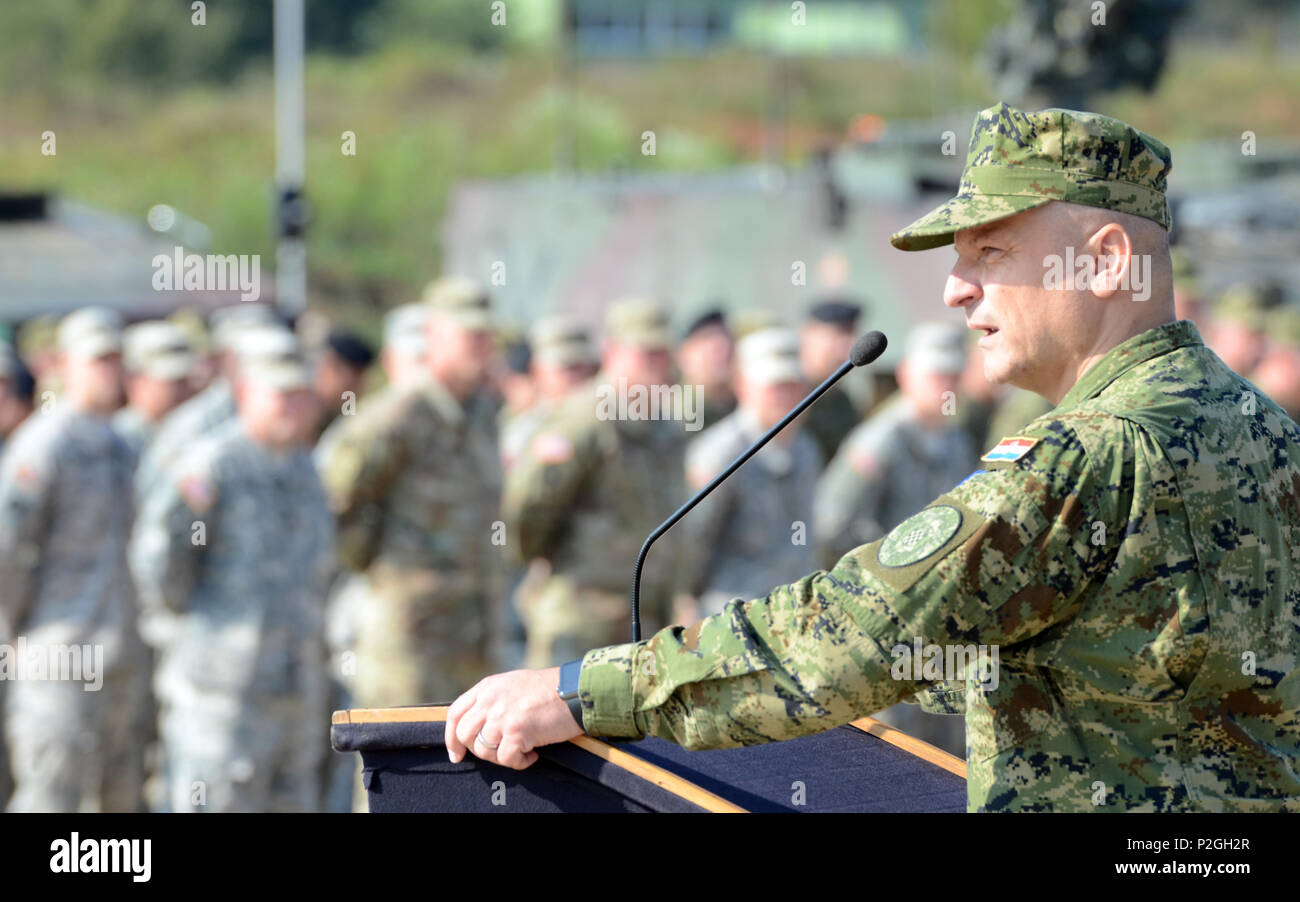 Stellvertretender Kommandant der kroatischen Armee, Brig. Gen. Sinisa Jurkovic spricht während die unmittelbare Antwort 16 Closing Ceremony, Sept. 22, 2016, an der Eugen Kvaternik Training Area in Slunj Kroatien statt. Sofortige Reaktion 16 ist ein multinationales, Brigade level Kommandostellenübung unter Verwendung von computergestützten Simulationen und Übungen aus beiden Ländern, Kroatien und Slowenien. Die Übungen und Simulationen sind auf eine entscheidende Maßnahme Szenario gebaut und bieten regionale Stabilität zu erhöhen, Verbündete und Partner nation Kapazität zu stärken und die Interoperabilität amon verbessern Stockfoto