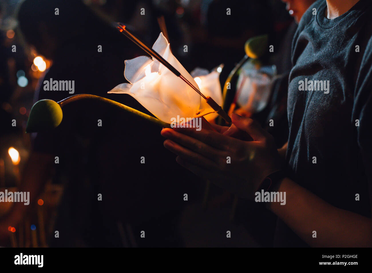 Buddhistische beten mit Räucherstäbchen, Lotus Blumen und Kerzen auf heiligen Religion Tag der Vesak bei Nacht Stockfoto