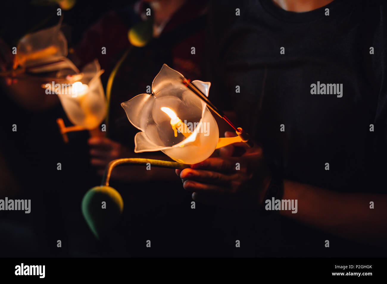 Buddhistische beten mit Räucherstäbchen, Lotus Blumen und Kerzen auf heiligen Religion Tag der Vesak bei Nacht Stockfoto