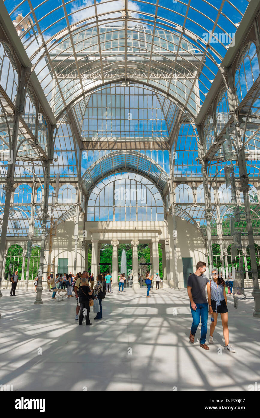 Madrid Retiro Crystal Palace, Innenansicht des Palacio de Cristal - ein Glas und schmiedeeisernen Gebäude im Parque del Retiro in Madrid, Spanien. Stockfoto