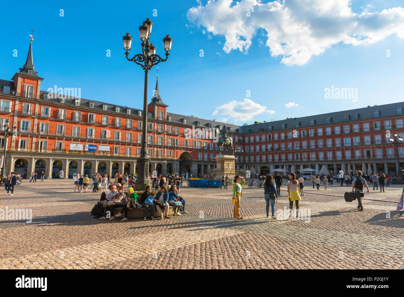 Plaza Mayor Madrid, Blick an einem Sommernachmittag auf die historische Plaza Mayor aus dem 17th. Jahrhundert, Madrid, Spanien. Stockfoto