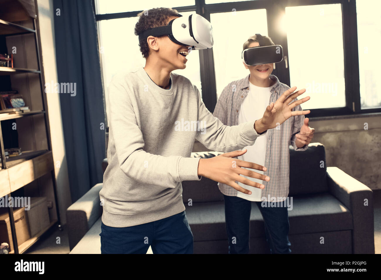 Teenager tragen Virtuelle Realität Headsets zu Hause, Teenager spielen Videospiele Konzept Stockfoto