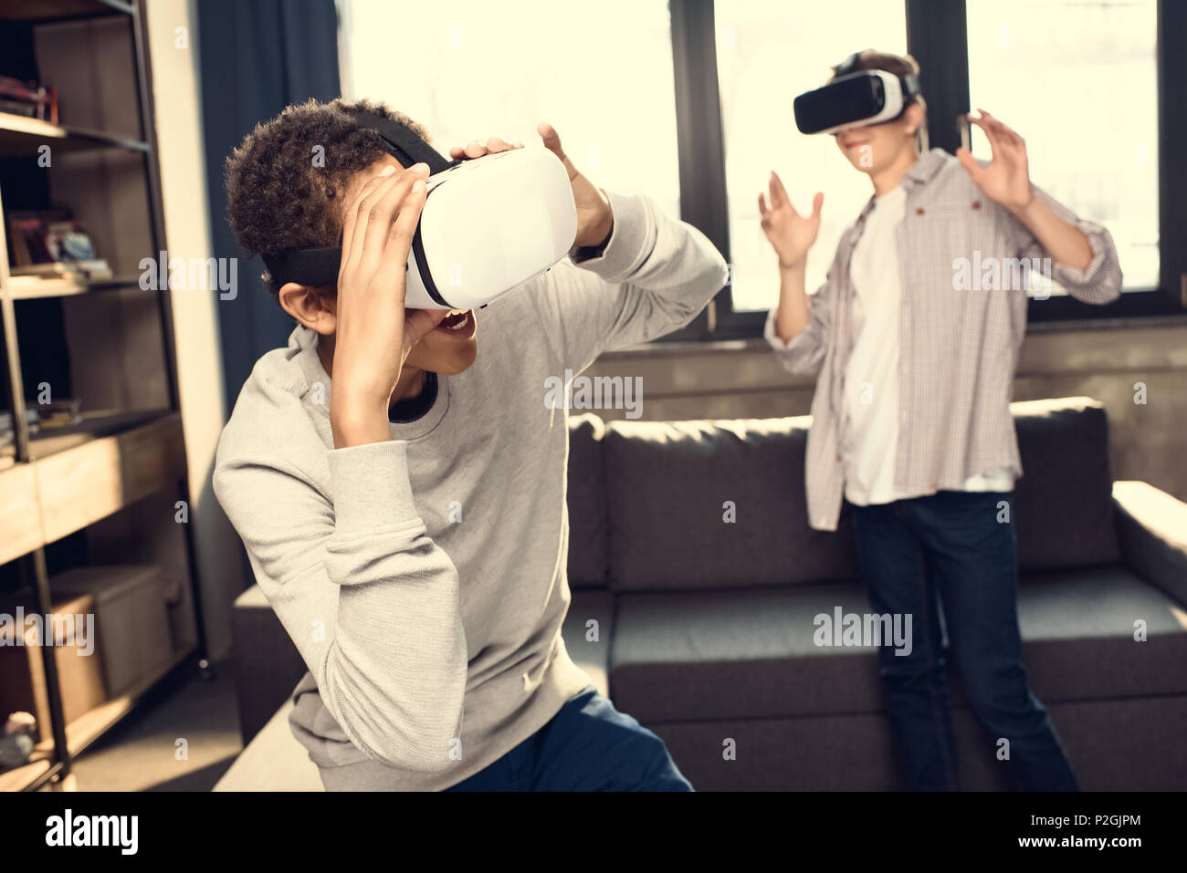 Teenager tragen Virtuelle Realität Headsets zu Hause, Teenager spielen Videospiele Konzept Stockfoto