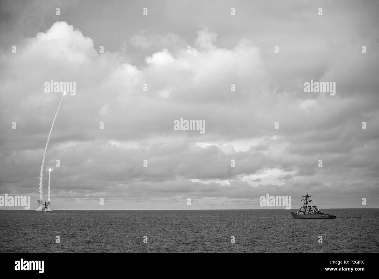 160919-N-XQ 474-117 philippinischen Meer (bis 30. 19, 2016) Der Arleigh-burke-Klasse geführte Anti-raketen-Zerstörer USS John S. McCain (DDG56) und USS Benfold (DDG65) Feuer ein Standard Missile (SM2) auf ein Ziel drohne als Teil einer Boden-Luft-Rakete Übung (SAMEX) während der Valiant Shield 2016. Valiant Shield ist eine Biennale, nur in den USA, Feld - Training mit Fokus auf die Integration der gemeinsamen Ausbildung der US-Streitkräfte. Dies ist die sechste Übung in der Valiant Shield-Serie, die 2006 begann. McCain und Benfold sind auf Patrouille mit Carrier Strike Group (CSG 5) im philippinischen Meer unterstützen Secur Stockfoto
