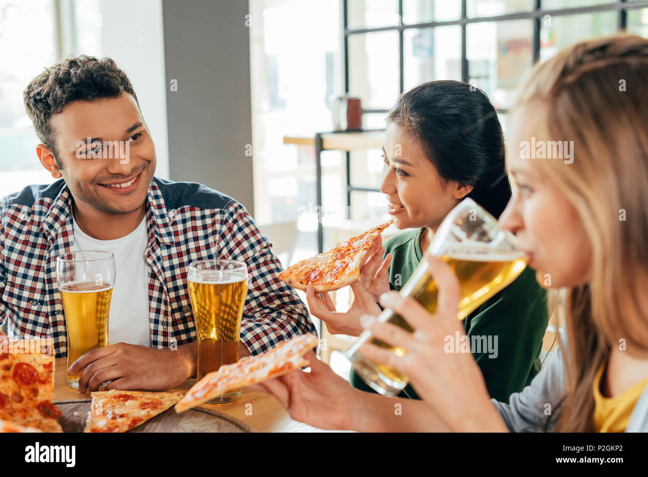 Gruppe von jungen multiethnischen Freunde in Pizza im Cafe Stockfoto