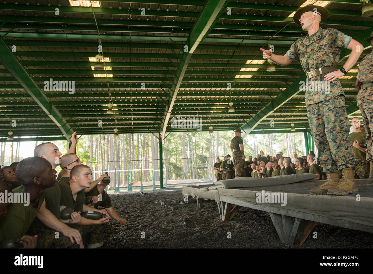 Us Marine Corps Sgt. Johnathan Schmirgel, drill instructor, Firma I., 3. rekrutieren Ausbildung Bataillon spricht zu den Rekruten vor der Klasse auf Marine Corps Recruit Depot Parris Island, S.C., Sept. 20, 2016. Der Bohrer Instruktoren vermitteln das Marine Corps Kernwerte Ehre, Mut und Engagement in jedem im Laufe der Ausbildung rekrutieren rekrutieren. (U.S. Marine Corps Foto von Lance Cpl. Mackenzie Carter/Freigegeben) Stockfoto