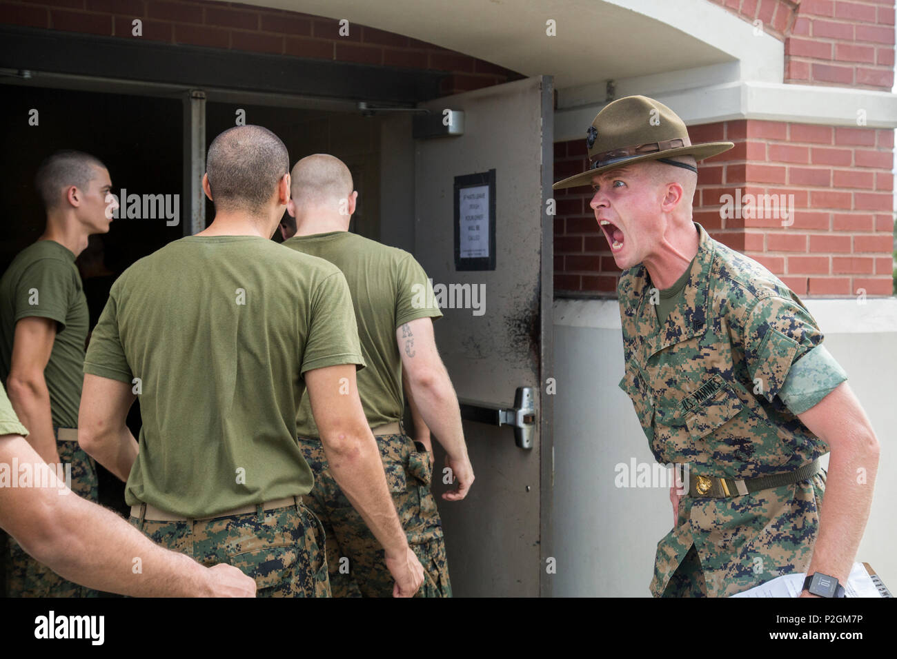 Us Marine Corps Sgt. Johnathan Schmirgel, drill instructor, Firma I., 3. rekrutieren Ausbildung Bataillon beauftragt Rekruten auf Marine Corps Recruit Depot Parris Island, S.C., Sept. 20, 2016. Der Bohrer Instruktoren vermitteln das Marine Corps Kernwerte Ehre, Mut und Engagement in jedem im Laufe der Ausbildung rekrutieren rekrutieren. (U.S. Marine Corps Foto von Lance Cpl. Mackenzie Carter/Freigegeben) Stockfoto