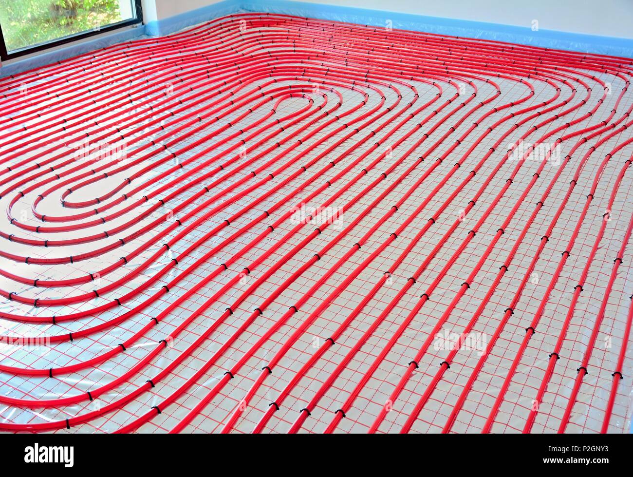 Wasser Fussbodenheizung Rohre auf dem silber-reflektierende Folie im  Wohnungsbau Stockfotografie - Alamy