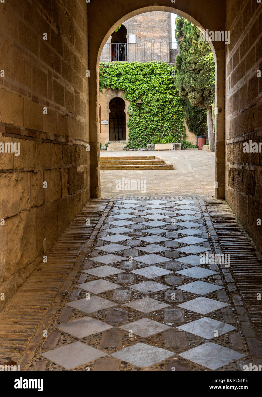 Almodovar del Rio, Cordoba, Spanien - 9. Juni 2018: Die inneren Korridor atraves zu Abhängigkeiten auf der Burg, Es ist eine Stärke der muslimischen Ursprungs, ich Stockfoto