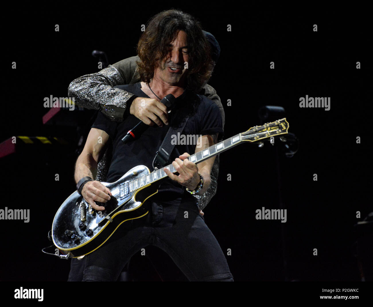 Italienische Sanger Und Songwriter Vasco Rossi Live Auf Der Buhne Mit Seinem Gitarrist Stef Burns Wahrend Seiner Tour Vasco Non Stop Live 2018 Stockfotografie Alamy