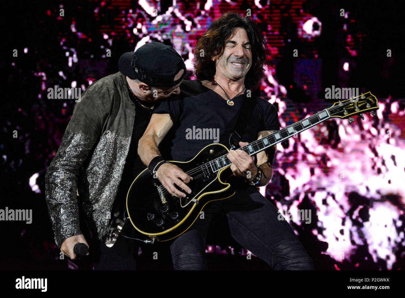 Italienische Sänger und Songwriter Vasco Rossi live auf der Bühne mit seinem Gitarrist Stef Burns während seiner Tour' Vasco Non Stop Live 2018". Stockfoto