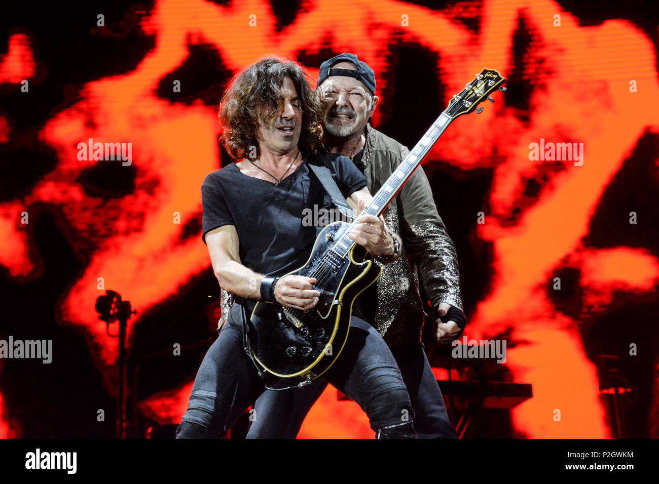 Italienische Sänger und Songwriter Vasco Rossi live auf der Bühne mit seinem Gitarrist Stef Burns während seiner Tour' Vasco Non Stop Live 2018". Stockfoto